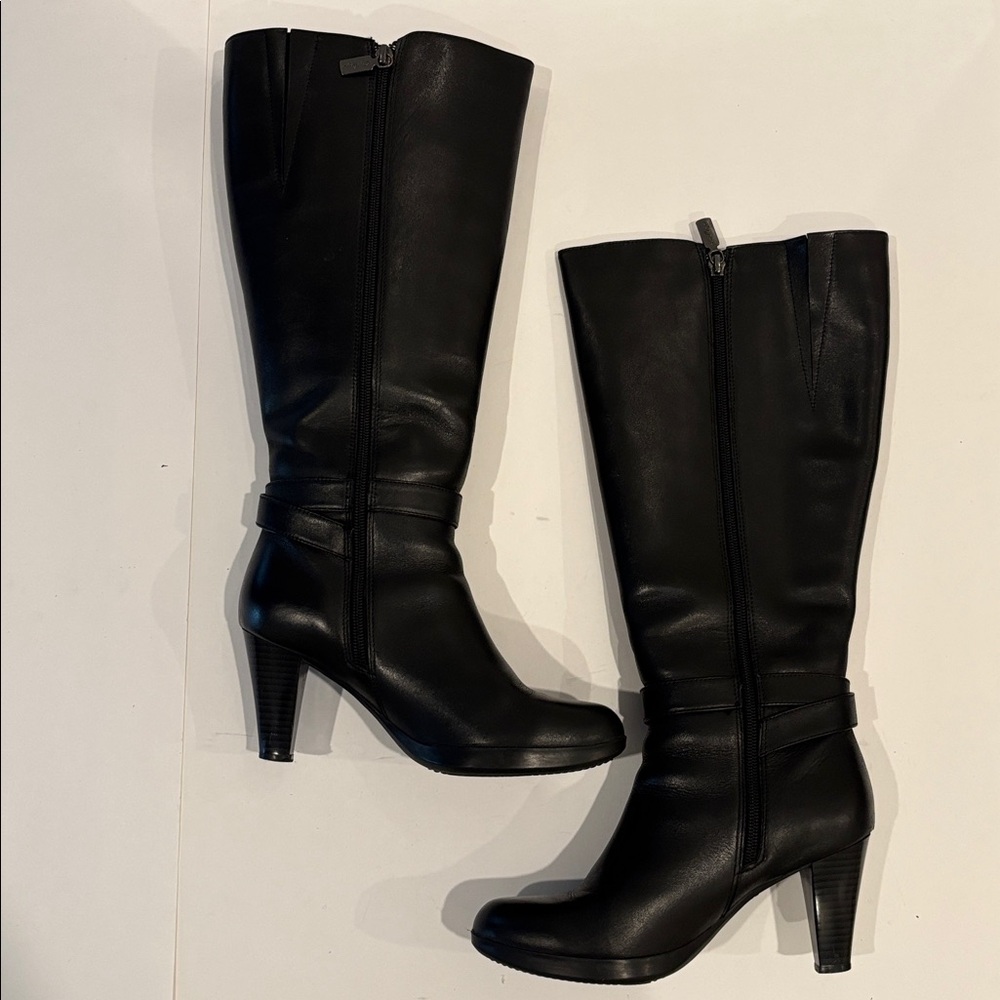 Sleek Black Leather Heeled Boots - Picture 3 of 12